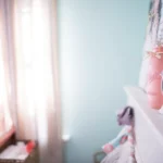 babykamer met dichte gordijnen