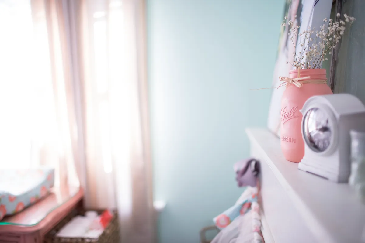 babykamer met dichte gordijnen